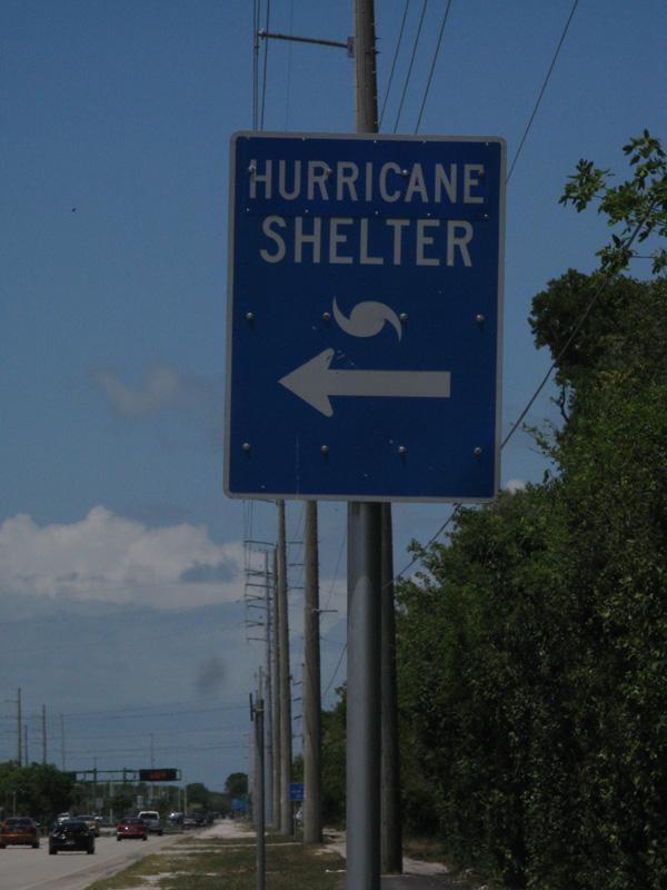 שלט אזהרה אופייני בכבישי מדינת פלורידה – כיוון המחסה במקרה של סופת הוריקן