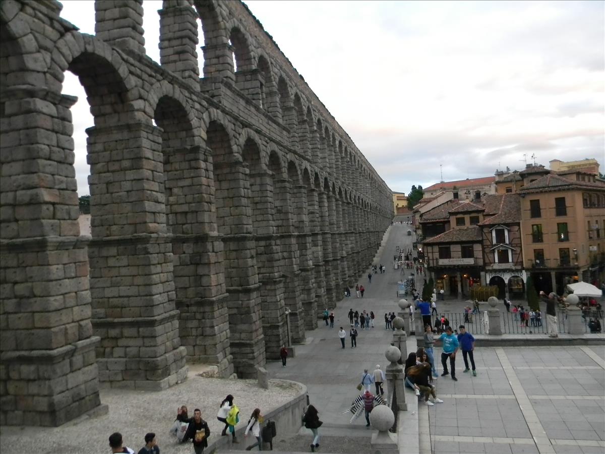 גשר אמת המים הרומית בסגוביה במבט מהעיר העתיקה