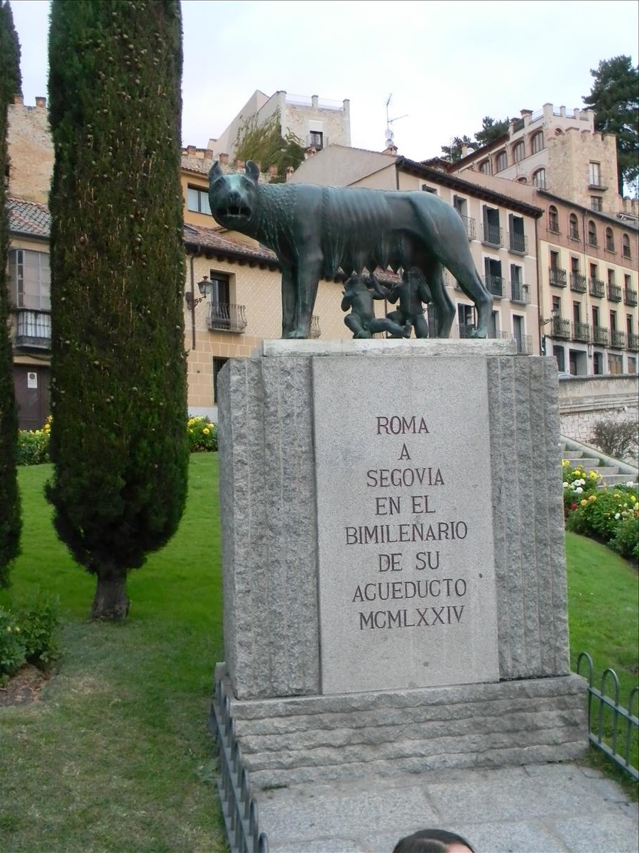 פסל  הזאבה המאכילה את רומוס ורומולוס מייסדי רומא הסמוך לגשר אמת המים בסגוביה