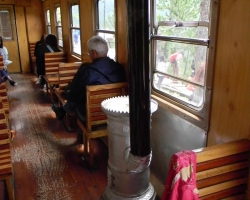 תנור לחימום בחורף הקר בתוך קרון עתיק של הרכבת ממוקרה גורה