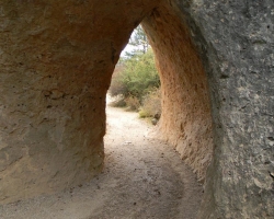 מעבר טבעי ומוגן בסלע הרך