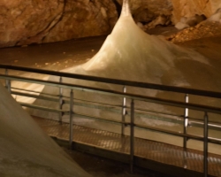 הקרחון וסביבתו הסלעית כולל זקיף קפוא והמרפסת למעבר המבקרים מעל הקרחון